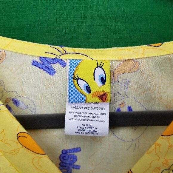 Tweety Bird Women's Size 2XL Looney Tunes Adowable Medical Scrub Top Nurse Lab - Picture 5 of 5